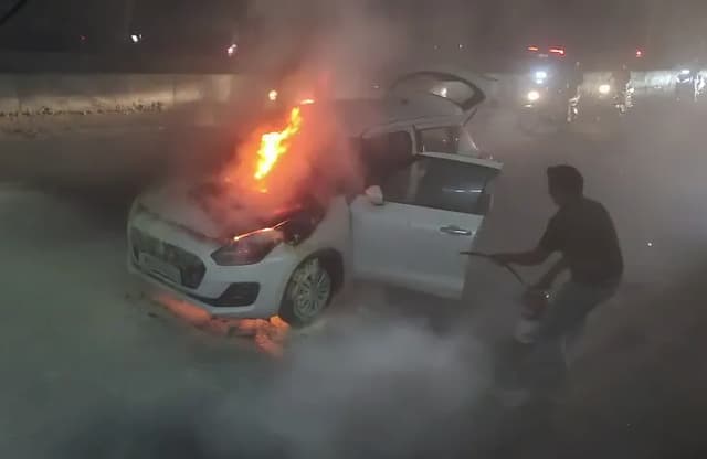 चालक ने समय रहते गाड़ी रोकी, फायर एक्सटिंग्विशर से बुझाई लपटें, आनंद मार्ट के पास की घटना