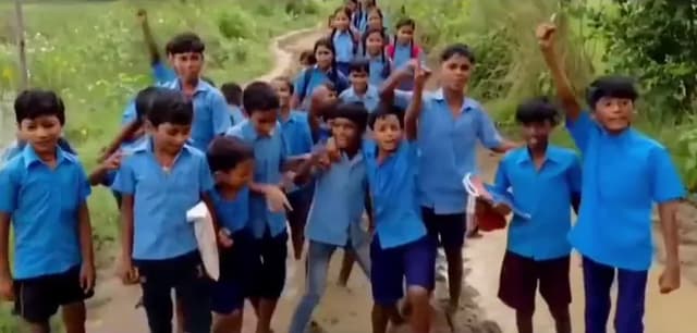सीधी में नौनिहालों की गुहार, कीचड़ भरी सड़क से स्कूल जाने वाले बच्चों का वीडियो वायरल