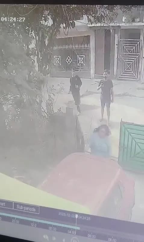 पड़ोसियों के बीच चले पत्थर, सीसीटीवी फुटेज वायरल 