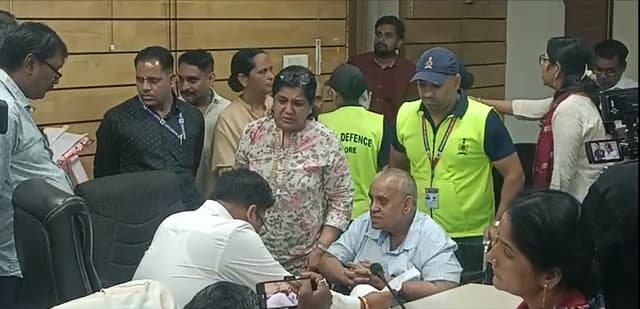 DAVV के पूर्व कुलपति ने लगाए बेटे पर मारपीट के आरोप, पत्नी और बेटी भी साथ में थी मौजूद
