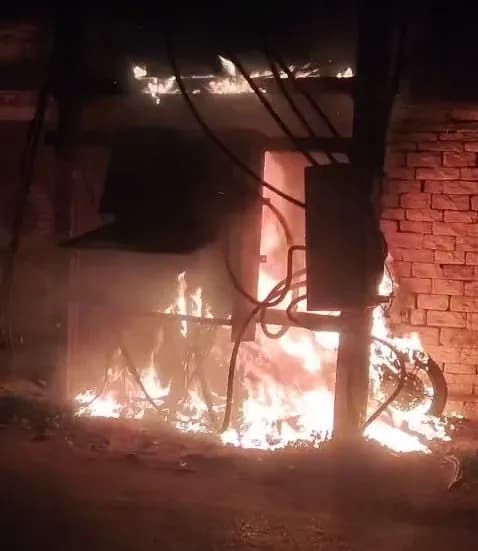 ओवरलोडिंग से आग लगने की आशंका, चपेट में आई बाइक जलकर खाक