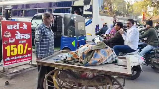 देवास में पति ने हाथ ठेले पर पत्नी को लिटाया और इलाज के लिए ले गए अस्पताल