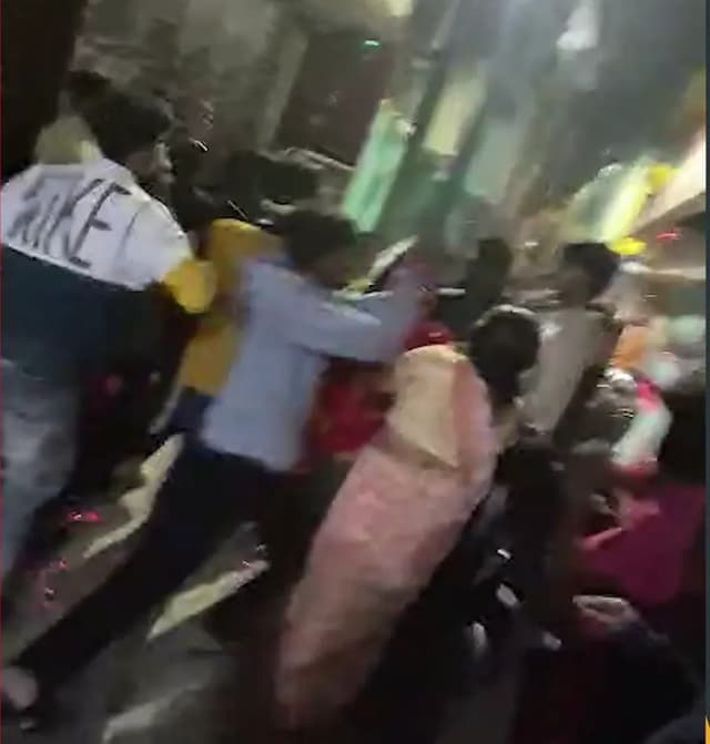 चाकू और डंडे से मारपीट का वीडियो वायरल, हिंसक घटना की जांच में जुटी पुलिस