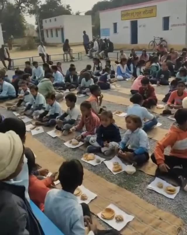मैहर से सामने आई शर्मनाक तस्वीर, गणतंत्र दिवस मनाने आए थे स्कूली बच्चे