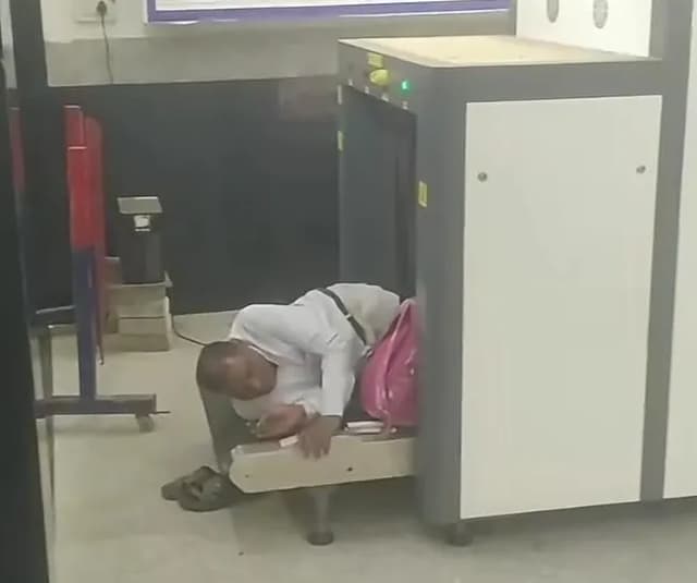 स्टेशन के मुख्य द्वार पर लगी एक्स-रे मशीन के अंदर सोता मिला यात्री, RPF पर उठे सवाल
