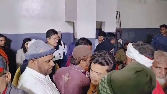 रात में खुद निरीक्षण करने पहुंचे कलेक्टर; लोगों को दिया भरोसा