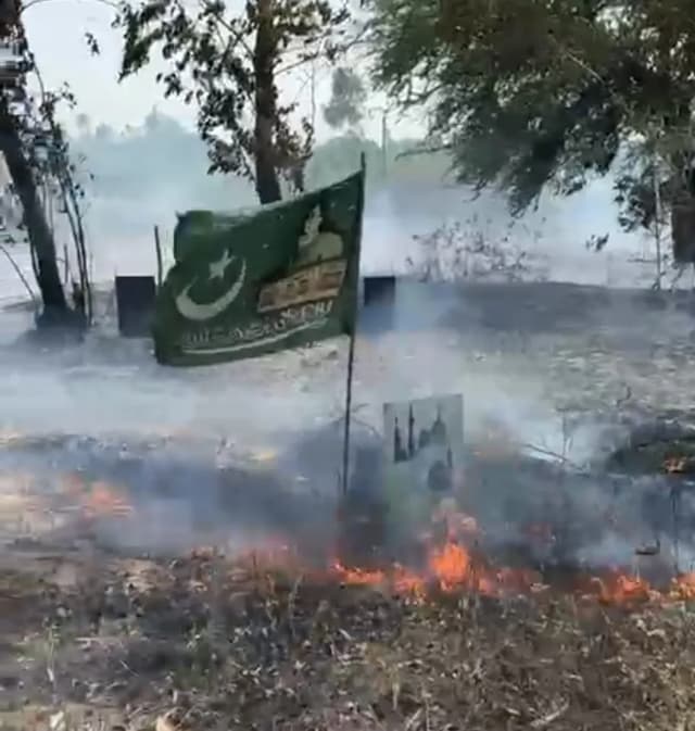 धू-धू कर जली मजार, लेट पहुंची फायर ब्रिगेड, मची अफरा-तफरी