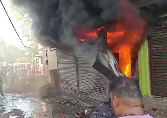 किराना दुकान और मकान जलकर खाक, लाखों का नुकसान