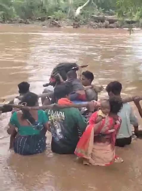 सोढूर नाला में आई बाढ़, पेड़ के तने, ट्यूब-नाव के सहारे पार कर रहे ग्रामीण, पुलिया निर्माण की मांग