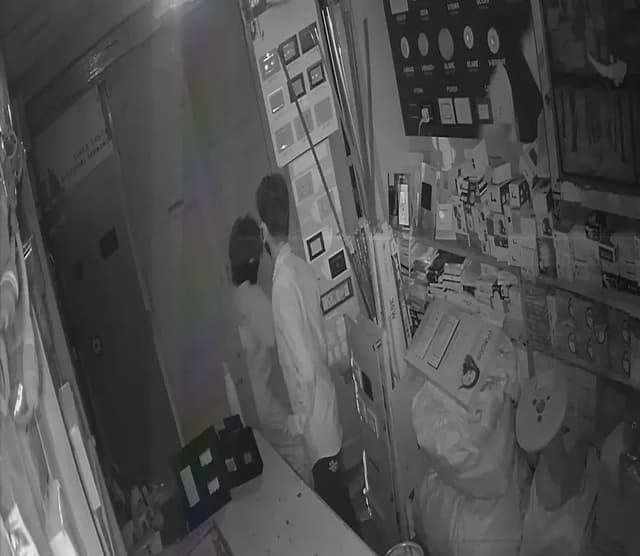CCTV में कैद हुए चोर, एक महीने में 5वीं वारदात, व्यापारियों ने सुरक्षा को लेकर उठाए सवाल