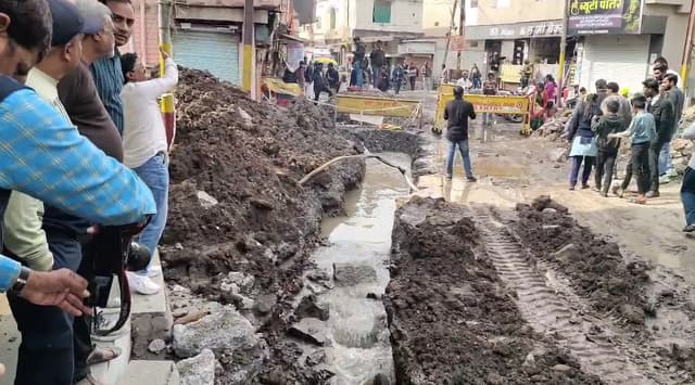 पाइपलाइन लीकेज से सड़कों पर बहा पानी, गलियों में जलभराव