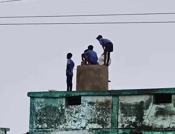 बच्चों को पानी टंकी जांच के लिए छत पर चढ़ाया, हाईटेंशन लाइन के बीच हादसे का खतरा बढ़ा
