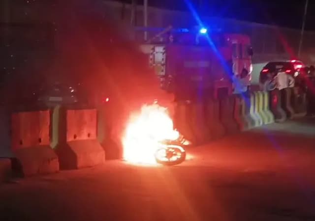 बार-बार बंद होने से गुस्साए युवक ने लगाई आग, एथनॉल मिश्रित पेट्रोल बना वजह