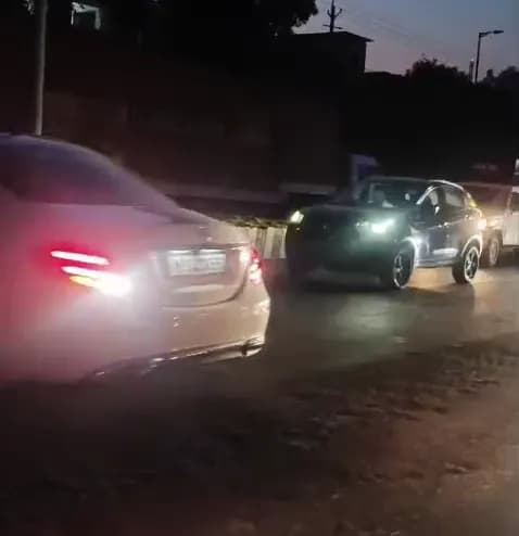 बीच सड़क पर लग्जरी कार अड़ाकर किया हंगामा, कलेक्ट्रेट के सामने लगा लंबा जाम; VIDEO वायरल