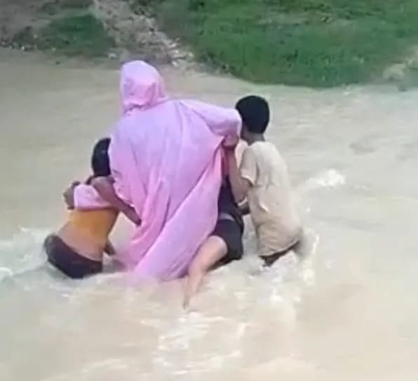 जान जोखिम में डालकर उफनते नाले को पार कर रहे बच्चे; ग्रामीणों ने की पुल निर्माण की मांग
