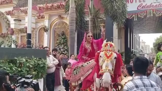 दुल्हन घोड़ी पर बैठकर दूल्हे को निमंत्रण देने पहुंची; दूल्हा बोला- वर्षों पुरानी परम्परा