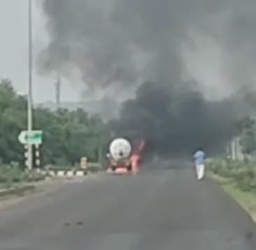 ग्वालियर जा रहे LPG टैंकर में अचानक लगी आग, 3 फायर ब्रिगेड मौैके पर पहुंची, समय रहते आग पर काबू पाया