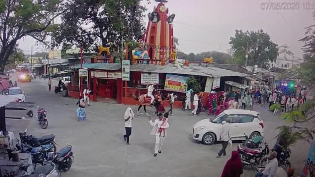 डांस छोड़ जान बचाकर भागे बाराती, VIDEO वायरल