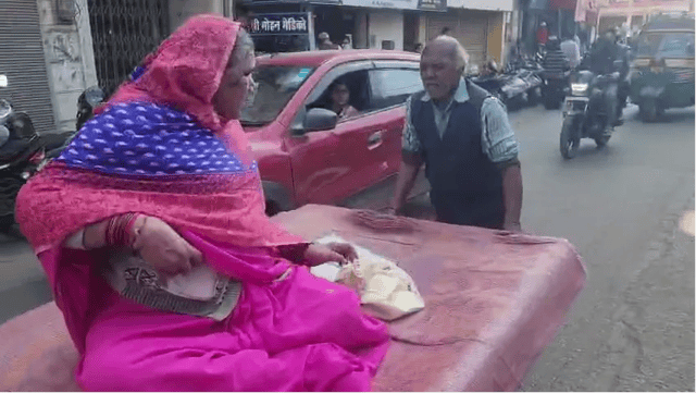 पत्नी के इलाज के लिए 4 किमी तक ठेला खींचने को मजबूर पति, सिस्टम पर उठे सवाल