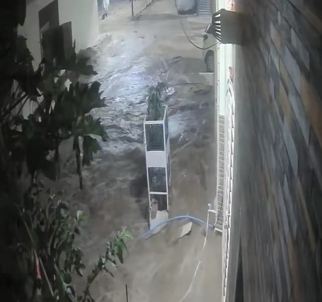 अर्नब ग्रीन सिटी में जलभराव, सड़कें धंसीं, CCTV में कैद हुई घटना