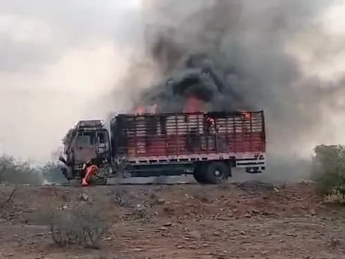 ड्राइवर ने कूद कर बचाई जान, आगरा से हैदराबाद ले जा रहा था प्लाईवुड, लाखों का नुकसान