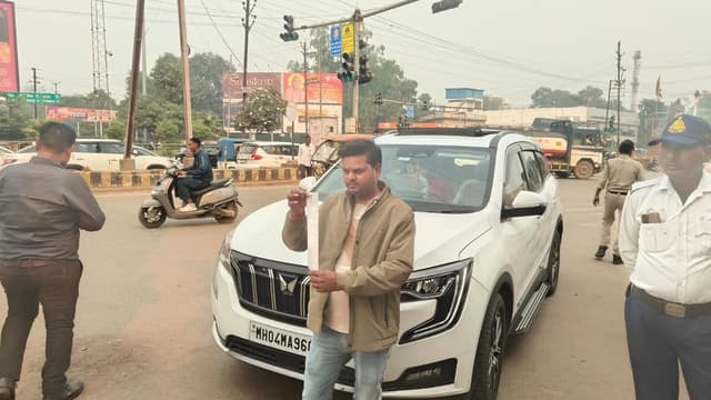 बच्चों को कार की छत पर बैठाकर घूमाया, ट्रैफिक पुलिस ने जुर्माना लगाया
